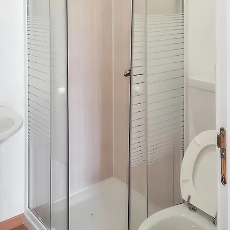 Comfortable In With Garden And Shared Pool Daire